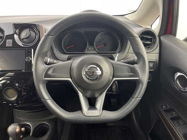 日産 ノート メダリスト X 新潟県 2017(平29)年 6.3万km ガーネットレッド エマージェンシーブレーキ/社外ストラーダナビ/　CD/DVD/Blu-ray/Bluetooth/フルセグTV/バックカメラ/オートライト/１４インチ社外ＡＷ/アイドリングストップ/電格ミラー/ウィンカーミラー/レーンキープアシスト/スマートキー