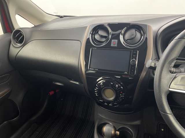 日産 ノート メダリスト X 新潟県 2017(平29)年 6.3万km ガーネットレッド エマージェンシーブレーキ/社外ストラーダナビ/　CD/DVD/Blu-ray/Bluetooth/フルセグTV/バックカメラ/オートライト/１４インチ社外ＡＷ/アイドリングストップ/電格ミラー/ウィンカーミラー/レーンキープアシスト/スマートキー