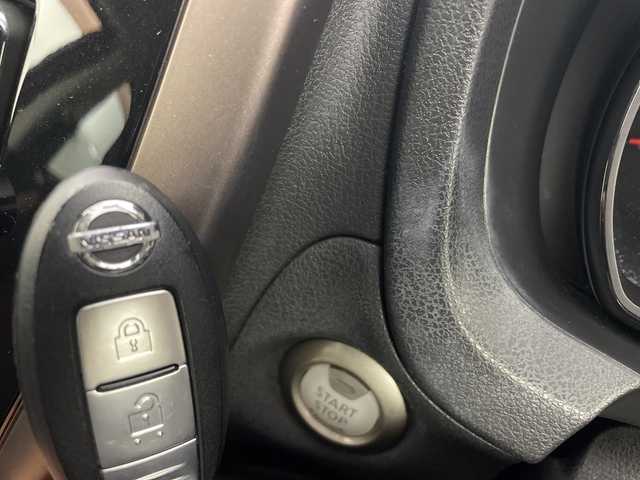 日産 ノート メダリスト X 新潟県 2017(平29)年 6.3万km ガーネットレッド エマージェンシーブレーキ/社外ストラーダナビ/　CD/DVD/Blu-ray/Bluetooth/フルセグTV/バックカメラ/オートライト/１４インチ社外ＡＷ/アイドリングストップ/電格ミラー/ウィンカーミラー/レーンキープアシスト/スマートキー