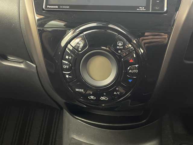 日産 ノート メダリスト X 新潟県 2017(平29)年 6.3万km ガーネットレッド エマージェンシーブレーキ/社外ストラーダナビ/　CD/DVD/Blu-ray/Bluetooth/フルセグTV/バックカメラ/オートライト/１４インチ社外ＡＷ/アイドリングストップ/電格ミラー/ウィンカーミラー/レーンキープアシスト/スマートキー