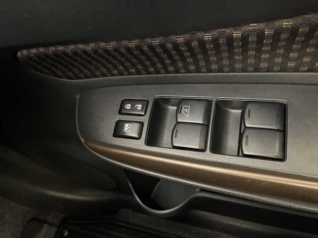 日産 ノート メダリスト X 新潟県 2017(平29)年 6.3万km ガーネットレッド エマージェンシーブレーキ/社外ストラーダナビ/　CD/DVD/Blu-ray/Bluetooth/フルセグTV/バックカメラ/オートライト/１４インチ社外ＡＷ/アイドリングストップ/電格ミラー/ウィンカーミラー/レーンキープアシスト/スマートキー