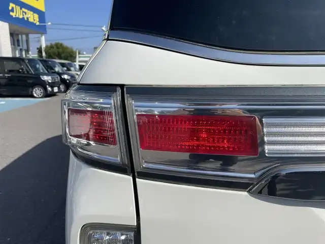 日産 エルグランド 250HWS アーバンクロム 和歌山県 2012(平24)年 13.9万km ブリリアントホワイトパール (株)IDOMが運営する【じしゃロン和歌山店】の自社ローン専用車両になります。こちらは現金またはオートローンご利用時の価格です。自社ローンご希望の方は別途その旨お申付け下さい/純正ナビ/AM/FM/TV/BT/CD/全方位カメラ/後席オットマン/両側パワースライドドア/純正18インチアルミ/後席サンシェード/カーテンエアバック/ステアリングスイッチ