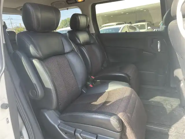 日産 エルグランド 250HWS アーバンクロム 和歌山県 2012(平24)年 13.9万km ブリリアントホワイトパール (株)IDOMが運営する【じしゃロン和歌山店】の自社ローン専用車両になります。こちらは現金またはオートローンご利用時の価格です。自社ローンご希望の方は別途その旨お申付け下さい/純正ナビ/AM/FM/TV/BT/CD/全方位カメラ/後席オットマン/両側パワースライドドア/純正18インチアルミ/後席サンシェード/カーテンエアバック/ステアリングスイッチ