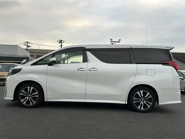 トヨタ アルファード S Cパッケージ 広島県 2021(令3)年 6.8万km ホワイトパールクリスタルシャイン ワンオーナー/衝突軽減ブレーキ/レーンディパーチャーアラート/純正ディスプレイオーディオ/【Bluetooth/USB】/バックカメラ/純正後席ディスプレイ12.1型/【V12T-R68C】/社外HDMI端子/両側パワースライドドア/パワーバックドア/黒レザーシート/シートヒーター/エアシート/前席パワーシート【運転席メモリー機能付き】/ステアリングヒーター/助手席/2列目オットマン/純正18インチAW/前後ドライブレコーダー/LEDヘッドライト/ビルトインETC/前後コーナーセンサー/保証書/取扱説明書/スペアキー/純正フロアマット
