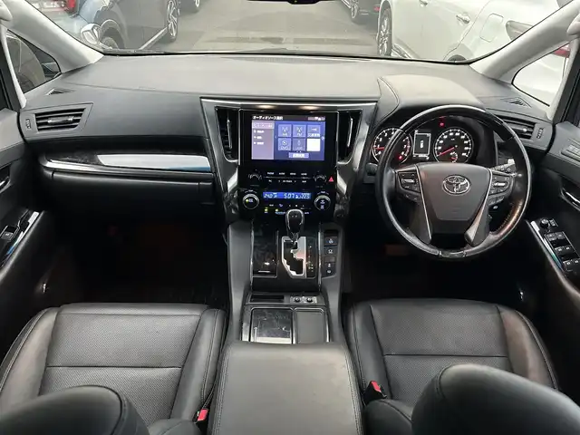 トヨタ アルファード S Cパッケージ 広島県 2021(令3)年 6.8万km ホワイトパールクリスタルシャイン ワンオーナー/衝突軽減ブレーキ/レーンディパーチャーアラート/純正ディスプレイオーディオ/【Bluetooth/USB】/バックカメラ/純正後席ディスプレイ12.1型/【V12T-R68C】/社外HDMI端子/両側パワースライドドア/パワーバックドア/黒レザーシート/シートヒーター/エアシート/前席パワーシート【運転席メモリー機能付き】/ステアリングヒーター/助手席/2列目オットマン/純正18インチAW/前後ドライブレコーダー/LEDヘッドライト/ビルトインETC/前後コーナーセンサー/保証書/取扱説明書/スペアキー/純正フロアマット