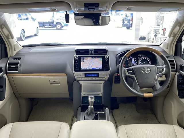 トヨタ ランドクルーザー プラド TX Lパッケージ 兵庫県 2018(平30)年 6.8万km ホワイトパールクリスタルシャイン ・純正ナビ/・CD/DVD/BT/USB/HDMI/フルセグTV/・パートタイム４WD/・パノラミックビューモニター/・バックカメラ/・トヨタセーフティセンス/・レーンディパーチャーアラート/・ブラインドスポットモニター/・プリクラッシュセーフティ/・レーダークルーズコントロール/・オートマチックハイビーム/・クリアランスソナー/・ふらつき検知/・サンルーフ/・純正ドライブレコーダー（前方）/・前席パワーシート/・前席シートヒーター/・前席ベンチレーション/・レザーシート/・テレビキャンセラー/・ウッドコンビステアリング/・LEDオートライト/・フォグランプ/・オートワイパー/・純正フロアマット/・純正１９インチアルミホイール/・自動防眩ミラー/・ウィンカーミラー/・ヘッドライトウォッシャー/・オールオートパワーウィンドウ/・左右独立オートエアコン/・ドアバイザー/・電動格納ミラー/・スマートキー/・プッシュスタート