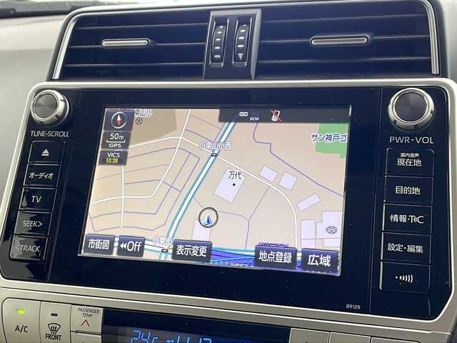 トヨタ ランドクルーザー プラド TX Lパッケージ 兵庫県 2018(平30)年 6.8万km ホワイトパールクリスタルシャイン ・純正ナビ/・CD/DVD/BT/USB/HDMI/フルセグTV/・パートタイム４WD/・パノラミックビューモニター/・バックカメラ/・トヨタセーフティセンス/・レーンディパーチャーアラート/・ブラインドスポットモニター/・プリクラッシュセーフティ/・レーダークルーズコントロール/・オートマチックハイビーム/・クリアランスソナー/・ふらつき検知/・サンルーフ/・純正ドライブレコーダー（前方）/・前席パワーシート/・前席シートヒーター/・前席ベンチレーション/・レザーシート/・テレビキャンセラー/・ウッドコンビステアリング/・LEDオートライト/・フォグランプ/・オートワイパー/・純正フロアマット/・純正１９インチアルミホイール/・自動防眩ミラー/・ウィンカーミラー/・ヘッドライトウォッシャー/・オールオートパワーウィンドウ/・左右独立オートエアコン/・ドアバイザー/・電動格納ミラー/・スマートキー/・プッシュスタート