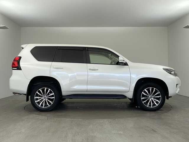 トヨタ ランドクルーザー プラド TX Lパッケージ 兵庫県 2018(平30)年 6.8万km ホワイトパールクリスタルシャイン ・純正ナビ/・CD/DVD/BT/USB/HDMI/フルセグTV/・パートタイム４WD/・パノラミックビューモニター/・バックカメラ/・トヨタセーフティセンス/・レーンディパーチャーアラート/・ブラインドスポットモニター/・プリクラッシュセーフティ/・レーダークルーズコントロール/・オートマチックハイビーム/・クリアランスソナー/・ふらつき検知/・サンルーフ/・純正ドライブレコーダー（前方）/・前席パワーシート/・前席シートヒーター/・前席ベンチレーション/・レザーシート/・テレビキャンセラー/・ウッドコンビステアリング/・LEDオートライト/・フォグランプ/・オートワイパー/・純正フロアマット/・純正１９インチアルミホイール/・自動防眩ミラー/・ウィンカーミラー/・ヘッドライトウォッシャー/・オールオートパワーウィンドウ/・左右独立オートエアコン/・ドアバイザー/・電動格納ミラー/・スマートキー/・プッシュスタート
