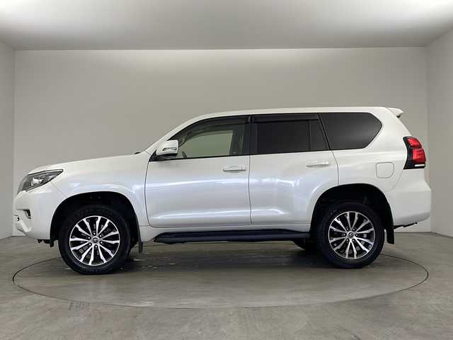 トヨタ ランドクルーザー プラド TX Lパッケージ 兵庫県 2018(平30)年 6.8万km ホワイトパールクリスタルシャイン ・純正ナビ/・CD/DVD/BT/USB/HDMI/フルセグTV/・パートタイム４WD/・パノラミックビューモニター/・バックカメラ/・トヨタセーフティセンス/・レーンディパーチャーアラート/・ブラインドスポットモニター/・プリクラッシュセーフティ/・レーダークルーズコントロール/・オートマチックハイビーム/・クリアランスソナー/・ふらつき検知/・サンルーフ/・純正ドライブレコーダー（前方）/・前席パワーシート/・前席シートヒーター/・前席ベンチレーション/・レザーシート/・テレビキャンセラー/・ウッドコンビステアリング/・LEDオートライト/・フォグランプ/・オートワイパー/・純正フロアマット/・純正１９インチアルミホイール/・自動防眩ミラー/・ウィンカーミラー/・ヘッドライトウォッシャー/・オールオートパワーウィンドウ/・左右独立オートエアコン/・ドアバイザー/・電動格納ミラー/・スマートキー/・プッシュスタート