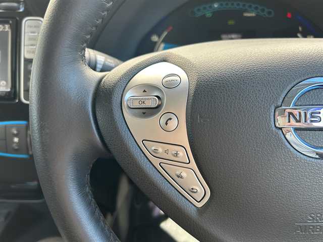 日産 リーフ X 長野県 2016(平28)年 3.7万km スーパーブラック ディーラーナビ/　【AM・FM/DISC/Bluetooth/TV/AUX】/バックカメラ/ステアリングヒーター/運転席・助手席シートヒーター/クルーズコントロール/横滑り防止システム/衝突軽減防止システム/ETC