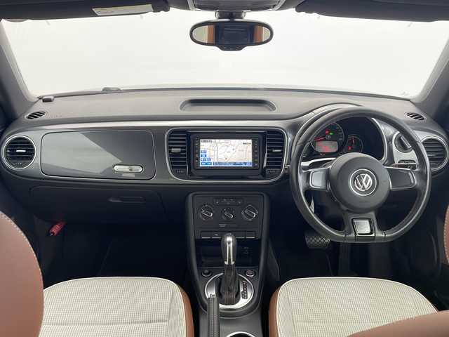 フォルクスワーゲン ザ・ビートル スペシャルバグ 愛知県 2015(平27)年 2.7万km プラチナグレーM ・純正SDナビ/フルセグTV/USB/BT/USB/AM/FM/・ETC/・クルーズコントロール/純正17インチアルミホイール/・フロアマット/・サイドストライプ/・リアスポイラー/・ファブリック＆レザレットシート（ホワイトステッチ）/・シートヒーター（運転席／助手席）/・レザー3本スポークステアリングホイール（ブラウンステッチ）/・レザーシフトノブ（ブラウンステッチ）/・レザーハンドブレーキグリップ（ブラウンステッチ）/・バイキセノンオートヘッドライト/・自動防眩（ぼうげん）ルームミラー/・スマートエントリー＆スタートシステム/・パークディスタンスコントロール（フロント／リア）/・