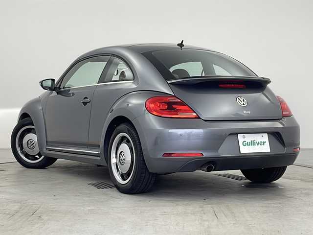 フォルクスワーゲン ザ・ビートル スペシャルバグ 愛知県 2015(平27)年 2.7万km プラチナグレーM ・純正SDナビ/フルセグTV/USB/BT/USB/AM/FM/・ETC/・クルーズコントロール/純正17インチアルミホイール/・フロアマット/・サイドストライプ/・リアスポイラー/・ファブリック＆レザレットシート（ホワイトステッチ）/・シートヒーター（運転席／助手席）/・レザー3本スポークステアリングホイール（ブラウンステッチ）/・レザーシフトノブ（ブラウンステッチ）/・レザーハンドブレーキグリップ（ブラウンステッチ）/・バイキセノンオートヘッドライト/・自動防眩（ぼうげん）ルームミラー/・スマートエントリー＆スタートシステム/・パークディスタンスコントロール（フロント／リア）/・