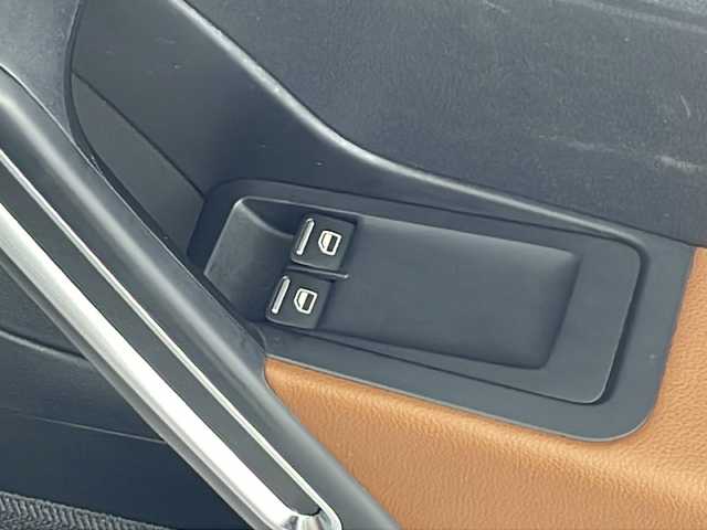 フォルクスワーゲン ザ・ビートル スペシャルバグ 愛知県 2015(平27)年 2.7万km プラチナグレーM ・純正SDナビ/フルセグTV/USB/BT/USB/AM/FM/・ETC/・クルーズコントロール/純正17インチアルミホイール/・フロアマット/・サイドストライプ/・リアスポイラー/・ファブリック＆レザレットシート（ホワイトステッチ）/・シートヒーター（運転席／助手席）/・レザー3本スポークステアリングホイール（ブラウンステッチ）/・レザーシフトノブ（ブラウンステッチ）/・レザーハンドブレーキグリップ（ブラウンステッチ）/・バイキセノンオートヘッドライト/・自動防眩（ぼうげん）ルームミラー/・スマートエントリー＆スタートシステム/・パークディスタンスコントロール（フロント／リア）/・