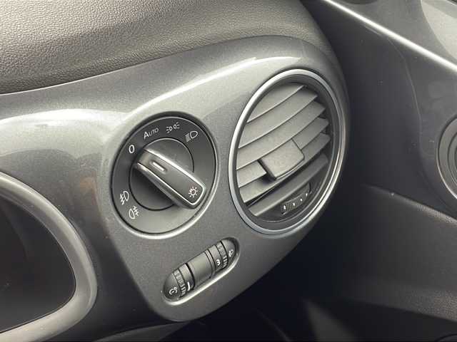 フォルクスワーゲン ザ・ビートル スペシャルバグ 愛知県 2015(平27)年 2.7万km プラチナグレーM ・純正SDナビ/フルセグTV/USB/BT/USB/AM/FM/・ETC/・クルーズコントロール/純正17インチアルミホイール/・フロアマット/・サイドストライプ/・リアスポイラー/・ファブリック＆レザレットシート（ホワイトステッチ）/・シートヒーター（運転席／助手席）/・レザー3本スポークステアリングホイール（ブラウンステッチ）/・レザーシフトノブ（ブラウンステッチ）/・レザーハンドブレーキグリップ（ブラウンステッチ）/・バイキセノンオートヘッドライト/・自動防眩（ぼうげん）ルームミラー/・スマートエントリー＆スタートシステム/・パークディスタンスコントロール（フロント／リア）/・