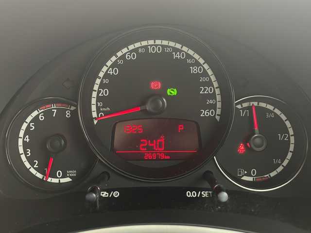 フォルクスワーゲン ザ・ビートル スペシャルバグ 愛知県 2015(平27)年 2.7万km プラチナグレーM ・純正SDナビ/フルセグTV/USB/BT/USB/AM/FM/・ETC/・クルーズコントロール/純正17インチアルミホイール/・フロアマット/・サイドストライプ/・リアスポイラー/・ファブリック＆レザレットシート（ホワイトステッチ）/・シートヒーター（運転席／助手席）/・レザー3本スポークステアリングホイール（ブラウンステッチ）/・レザーシフトノブ（ブラウンステッチ）/・レザーハンドブレーキグリップ（ブラウンステッチ）/・バイキセノンオートヘッドライト/・自動防眩（ぼうげん）ルームミラー/・スマートエントリー＆スタートシステム/・パークディスタンスコントロール（フロント／リア）/・