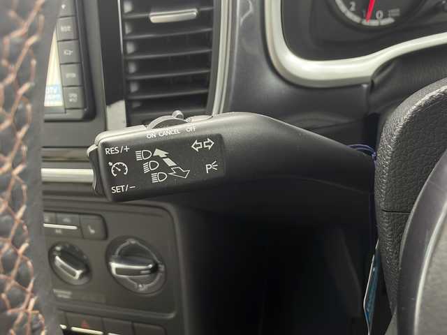 フォルクスワーゲン ザ・ビートル スペシャルバグ 愛知県 2015(平27)年 2.7万km プラチナグレーM ・純正SDナビ/フルセグTV/USB/BT/USB/AM/FM/・ETC/・クルーズコントロール/純正17インチアルミホイール/・フロアマット/・サイドストライプ/・リアスポイラー/・ファブリック＆レザレットシート（ホワイトステッチ）/・シートヒーター（運転席／助手席）/・レザー3本スポークステアリングホイール（ブラウンステッチ）/・レザーシフトノブ（ブラウンステッチ）/・レザーハンドブレーキグリップ（ブラウンステッチ）/・バイキセノンオートヘッドライト/・自動防眩（ぼうげん）ルームミラー/・スマートエントリー＆スタートシステム/・パークディスタンスコントロール（フロント／リア）/・