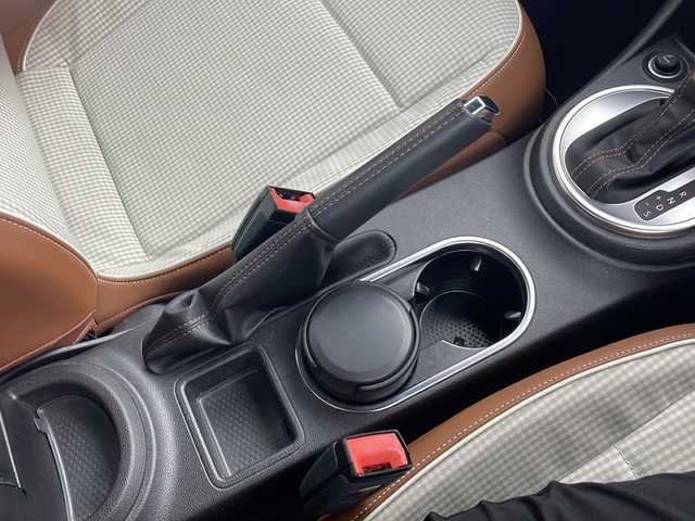 フォルクスワーゲン ザ・ビートル スペシャルバグ 愛知県 2015(平27)年 2.7万km プラチナグレーM ・純正SDナビ/フルセグTV/USB/BT/USB/AM/FM/・ETC/・クルーズコントロール/純正17インチアルミホイール/・フロアマット/・サイドストライプ/・リアスポイラー/・ファブリック＆レザレットシート（ホワイトステッチ）/・シートヒーター（運転席／助手席）/・レザー3本スポークステアリングホイール（ブラウンステッチ）/・レザーシフトノブ（ブラウンステッチ）/・レザーハンドブレーキグリップ（ブラウンステッチ）/・バイキセノンオートヘッドライト/・自動防眩（ぼうげん）ルームミラー/・スマートエントリー＆スタートシステム/・パークディスタンスコントロール（フロント／リア）/・