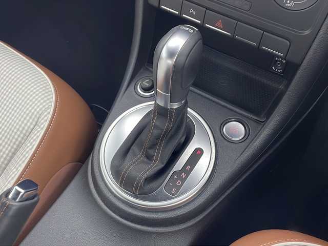 フォルクスワーゲン ザ・ビートル スペシャルバグ 愛知県 2015(平27)年 2.7万km プラチナグレーM ・純正SDナビ/フルセグTV/USB/BT/USB/AM/FM/・ETC/・クルーズコントロール/純正17インチアルミホイール/・フロアマット/・サイドストライプ/・リアスポイラー/・ファブリック＆レザレットシート（ホワイトステッチ）/・シートヒーター（運転席／助手席）/・レザー3本スポークステアリングホイール（ブラウンステッチ）/・レザーシフトノブ（ブラウンステッチ）/・レザーハンドブレーキグリップ（ブラウンステッチ）/・バイキセノンオートヘッドライト/・自動防眩（ぼうげん）ルームミラー/・スマートエントリー＆スタートシステム/・パークディスタンスコントロール（フロント／リア）/・