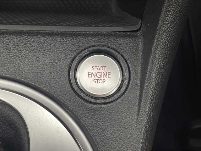 フォルクスワーゲン ザ・ビートル スペシャルバグ 愛知県 2015(平27)年 2.7万km プラチナグレーM ・純正SDナビ/フルセグTV/USB/BT/USB/AM/FM/・ETC/・クルーズコントロール/純正17インチアルミホイール/・フロアマット/・サイドストライプ/・リアスポイラー/・ファブリック＆レザレットシート（ホワイトステッチ）/・シートヒーター（運転席／助手席）/・レザー3本スポークステアリングホイール（ブラウンステッチ）/・レザーシフトノブ（ブラウンステッチ）/・レザーハンドブレーキグリップ（ブラウンステッチ）/・バイキセノンオートヘッドライト/・自動防眩（ぼうげん）ルームミラー/・スマートエントリー＆スタートシステム/・パークディスタンスコントロール（フロント／リア）/・