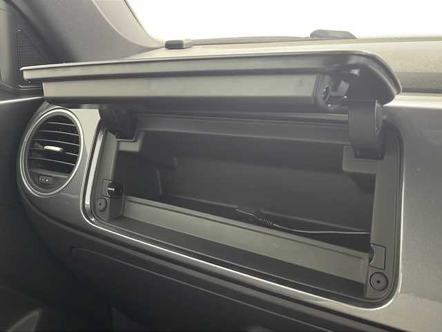 フォルクスワーゲン ザ・ビートル スペシャルバグ 愛知県 2015(平27)年 2.7万km プラチナグレーM ・純正SDナビ/フルセグTV/USB/BT/USB/AM/FM/・ETC/・クルーズコントロール/純正17インチアルミホイール/・フロアマット/・サイドストライプ/・リアスポイラー/・ファブリック＆レザレットシート（ホワイトステッチ）/・シートヒーター（運転席／助手席）/・レザー3本スポークステアリングホイール（ブラウンステッチ）/・レザーシフトノブ（ブラウンステッチ）/・レザーハンドブレーキグリップ（ブラウンステッチ）/・バイキセノンオートヘッドライト/・自動防眩（ぼうげん）ルームミラー/・スマートエントリー＆スタートシステム/・パークディスタンスコントロール（フロント／リア）/・