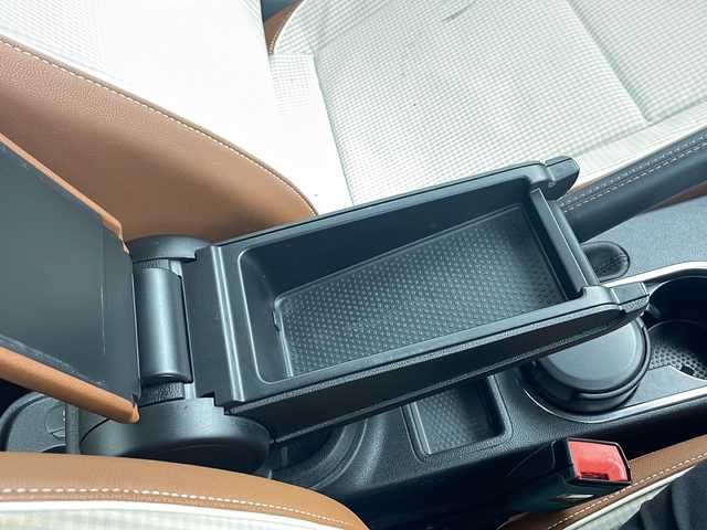 フォルクスワーゲン ザ・ビートル スペシャルバグ 愛知県 2015(平27)年 2.7万km プラチナグレーM ・純正SDナビ/フルセグTV/USB/BT/USB/AM/FM/・ETC/・クルーズコントロール/純正17インチアルミホイール/・フロアマット/・サイドストライプ/・リアスポイラー/・ファブリック＆レザレットシート（ホワイトステッチ）/・シートヒーター（運転席／助手席）/・レザー3本スポークステアリングホイール（ブラウンステッチ）/・レザーシフトノブ（ブラウンステッチ）/・レザーハンドブレーキグリップ（ブラウンステッチ）/・バイキセノンオートヘッドライト/・自動防眩（ぼうげん）ルームミラー/・スマートエントリー＆スタートシステム/・パークディスタンスコントロール（フロント／リア）/・