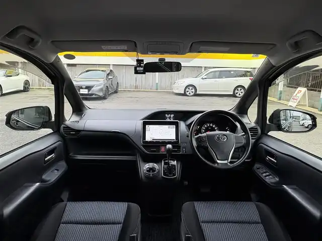トヨタ ヴォクシー ZS 三重県 2014(平26)年 8.5万km ブラック ♪車検 令和9年6月4日迄/スマートキー×3/プッシュスタート/両側パワースライドドア /アイドリングストップ/純正9インチナビ/・SD録音・CD/・フルセグ・DVD再生/・Bluetoothオーディオ/・バックカメラ/前後ドライブレコーダー/スペアタイヤ/純正16インチAW/LEDヘッドライト/フォグライト/オートライト/ウィンカーミラー/オートリトラクタブルミラー/リアドアサンシェード/ステアリングスイッチ/革巻ステアリング/革巻シフトノブ/プライバシーガラス/フロアマット/ドアバイザー/ビルトインETC/サイド/カーテンエアバック