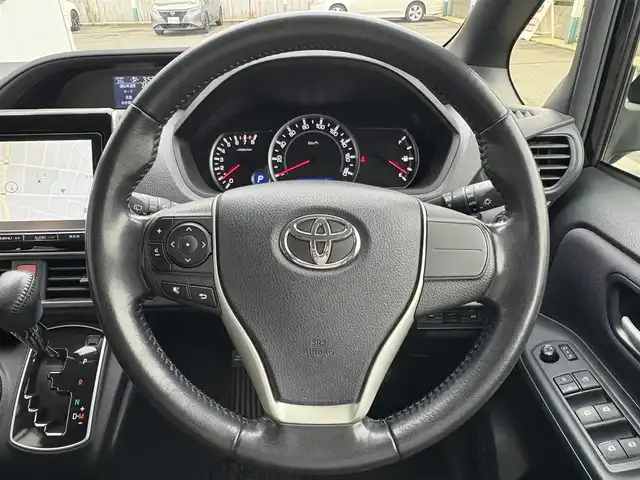トヨタ ヴォクシー ZS 三重県 2014(平26)年 8.5万km ブラック ♪車検 令和9年6月4日迄/スマートキー×3/プッシュスタート/両側パワースライドドア /アイドリングストップ/純正9インチナビ/・SD録音・CD/・フルセグ・DVD再生/・Bluetoothオーディオ/・バックカメラ/前後ドライブレコーダー/スペアタイヤ/純正16インチAW/LEDヘッドライト/フォグライト/オートライト/ウィンカーミラー/オートリトラクタブルミラー/リアドアサンシェード/ステアリングスイッチ/革巻ステアリング/革巻シフトノブ/プライバシーガラス/フロアマット/ドアバイザー/ビルトインETC/サイド/カーテンエアバック