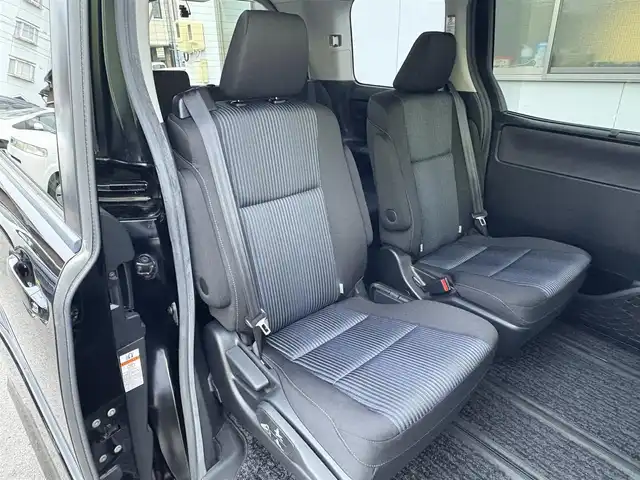 トヨタ ヴォクシー ZS 三重県 2014(平26)年 8.5万km ブラック ♪車検 令和9年6月4日迄/スマートキー×3/プッシュスタート/両側パワースライドドア /アイドリングストップ/純正9インチナビ/・SD録音・CD/・フルセグ・DVD再生/・Bluetoothオーディオ/・バックカメラ/前後ドライブレコーダー/スペアタイヤ/純正16インチAW/LEDヘッドライト/フォグライト/オートライト/ウィンカーミラー/オートリトラクタブルミラー/リアドアサンシェード/ステアリングスイッチ/革巻ステアリング/革巻シフトノブ/プライバシーガラス/フロアマット/ドアバイザー/ビルトインETC/サイド/カーテンエアバック