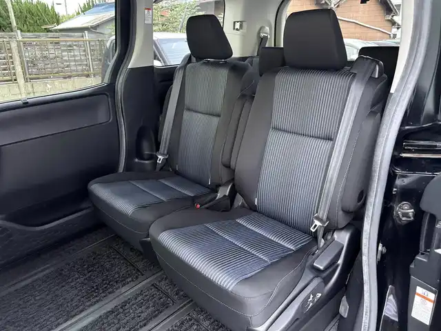 トヨタ ヴォクシー ZS 三重県 2014(平26)年 8.5万km ブラック ♪車検 令和9年6月4日迄/スマートキー×3/プッシュスタート/両側パワースライドドア /アイドリングストップ/純正9インチナビ/・SD録音・CD/・フルセグ・DVD再生/・Bluetoothオーディオ/・バックカメラ/前後ドライブレコーダー/スペアタイヤ/純正16インチAW/LEDヘッドライト/フォグライト/オートライト/ウィンカーミラー/オートリトラクタブルミラー/リアドアサンシェード/ステアリングスイッチ/革巻ステアリング/革巻シフトノブ/プライバシーガラス/フロアマット/ドアバイザー/ビルトインETC/サイド/カーテンエアバック