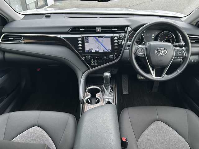 トヨタ カムリ G 山形県 2017(平29)年 6.3万km プラチナホワイトパールマイカ 純正ナビ/（AM/FM/フルセグ/BT）/バックカメラ/クルーズコントロール（追従有）/レザーシート/パワーシート/ステアリングスイッチ/AC100V/集中ドアロック/オートＬＥＤヘッドライト/オートマチックハイビーム/スポーツモード/ビルトインＥＴＣ/スマートキー/横滑り防止装置/衝突被害軽減システム/レーンキープアシスト/電動パーキング