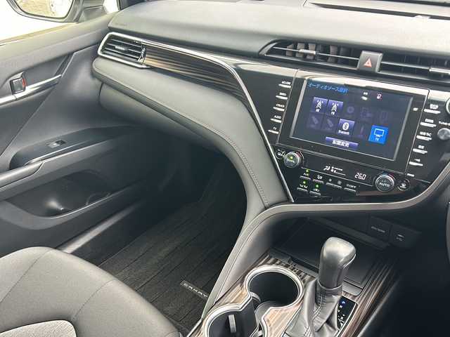 トヨタ カムリ G 山形県 2017(平29)年 6.3万km プラチナホワイトパールマイカ 純正ナビ/（AM/FM/フルセグ/BT）/バックカメラ/クルーズコントロール（追従有）/レザーシート/パワーシート/ステアリングスイッチ/AC100V/集中ドアロック/オートＬＥＤヘッドライト/オートマチックハイビーム/スポーツモード/ビルトインＥＴＣ/スマートキー/横滑り防止装置/衝突被害軽減システム/レーンキープアシスト/電動パーキング