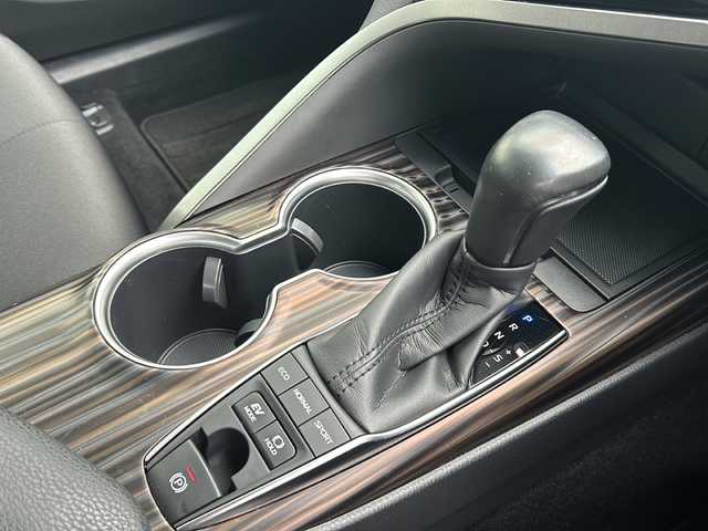 トヨタ カムリ G 山形県 2017(平29)年 6.3万km プラチナホワイトパールマイカ 純正ナビ/（AM/FM/フルセグ/BT）/バックカメラ/クルーズコントロール（追従有）/レザーシート/パワーシート/ステアリングスイッチ/AC100V/集中ドアロック/オートＬＥＤヘッドライト/オートマチックハイビーム/スポーツモード/ビルトインＥＴＣ/スマートキー/横滑り防止装置/衝突被害軽減システム/レーンキープアシスト/電動パーキング