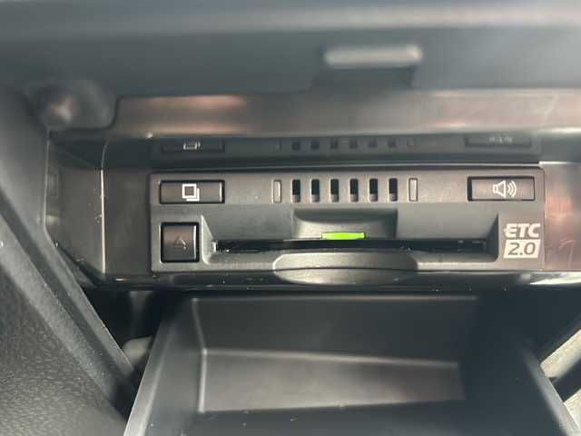 トヨタ カムリ G 山形県 2017(平29)年 6.3万km プラチナホワイトパールマイカ 純正ナビ/（AM/FM/フルセグ/BT）/バックカメラ/クルーズコントロール（追従有）/レザーシート/パワーシート/ステアリングスイッチ/AC100V/集中ドアロック/オートＬＥＤヘッドライト/オートマチックハイビーム/スポーツモード/ビルトインＥＴＣ/スマートキー/横滑り防止装置/衝突被害軽減システム/レーンキープアシスト/電動パーキング