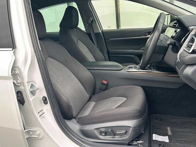 トヨタ カムリ G 山形県 2017(平29)年 6.3万km プラチナホワイトパールマイカ 純正ナビ/（AM/FM/フルセグ/BT）/バックカメラ/クルーズコントロール（追従有）/レザーシート/パワーシート/ステアリングスイッチ/AC100V/集中ドアロック/オートＬＥＤヘッドライト/オートマチックハイビーム/スポーツモード/ビルトインＥＴＣ/スマートキー/横滑り防止装置/衝突被害軽減システム/レーンキープアシスト/電動パーキング