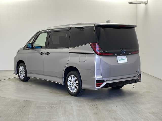 トヨタ ノア ハイブリッド S－Z 栃木県 2024(令6)年 0.4万km メタルストリームM 純正ナビ/（BT/CD/DVD/フルセグ/AM/FM/ミラーリング）/衝突軽減システム/全周囲カメラ/車線逸脱抑制機能/横滑り防止/レーダークルーズコントロール/後席モニター/パーキングサポート/クリアランナソー/ブラインドスポットモニター/両側パワースライドドア/インテリジェントルームミラー/シートヒーター/ステアリングヒーター/ビルトインETC2.0/ドライブレコーダー/純正アルミホイール/プッシュスタート/スマートキー