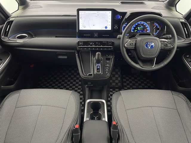 トヨタ ノア ハイブリッド S－Z 栃木県 2024(令6)年 0.4万km メタルストリームM 純正ナビ/（BT/CD/DVD/フルセグ/AM/FM/ミラーリング）/衝突軽減システム/全周囲カメラ/車線逸脱抑制機能/横滑り防止/レーダークルーズコントロール/後席モニター/パーキングサポート/クリアランナソー/ブラインドスポットモニター/両側パワースライドドア/インテリジェントルームミラー/シートヒーター/ステアリングヒーター/ビルトインETC2.0/ドライブレコーダー/純正アルミホイール/プッシュスタート/スマートキー