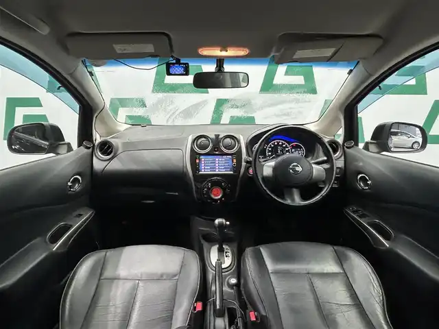 日産 ノート アクシス 鹿児島県 2013(平25)年 13.1万km スーパーブラック 禁煙車　/純正ナビ/・フルセグ/・DVD/CD/・BT/・USB/社外前方ドラレコ/バックカメラ/アイドリングストップ/ブレーキアシスト/オートライト/純正(フロアマット/アルミ/ドアバイザー)/スマートキー/Pスタート/ハロゲンライト
