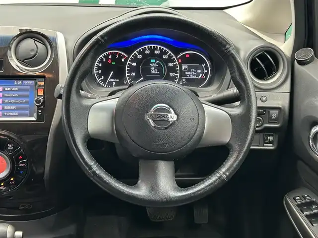 日産 ノート アクシス 鹿児島県 2013(平25)年 13.1万km スーパーブラック 禁煙車　/純正ナビ/・フルセグ/・DVD/CD/・BT/・USB/社外前方ドラレコ/バックカメラ/アイドリングストップ/ブレーキアシスト/オートライト/純正(フロアマット/アルミ/ドアバイザー)/スマートキー/Pスタート/ハロゲンライト
