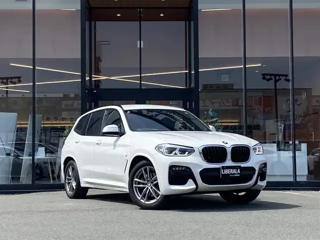 ＢＭＷ Ｘ３ 20d xDrive Mスポーツ 福岡県 2020(令2)年 2.6万km アルピンホワイトⅢ ・アダプティブクルーズコントロール/・純正ＨＤＤナビ／ＵＳＢ／Ｂｌｕｅｔｏｏｔｈ／ＡｐｐｌｅＣａｒＰｌａｙ/・全方位カメラ/・ハーフレザーシート／シートヒーター/・ＥＴＣ/・前後ドライブレコーダー/・純正１９ＡＷ/・プッシュスタート/・パーキングアシスト/・アイドリングストップ/・スマートキー/・フルフラットシート/・レーンキープアシスト/・オートライト/・LEDライト/・ヘッドアップディスプレイ/・ワイヤレス充電