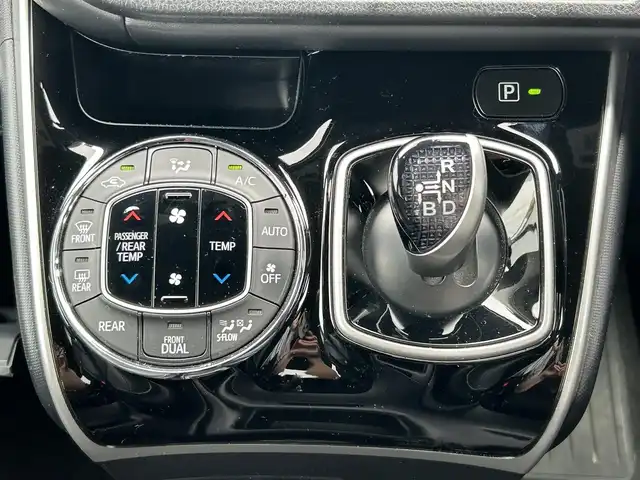トヨタ エスクァイア ハイブリッド Gi 埼玉県 2021(令3)年 7.3万km ブラック ワンオーナー/両側パワスラ/純正ナビ/・NSZT-Y68T/・バックカメラ/・フルセグ/・CD、DVD/・Bluetooth/ETC/前席シートヒーター/USB充電ポート×４/nanoeデュアルエアコン/社外スピーカー/クルコン