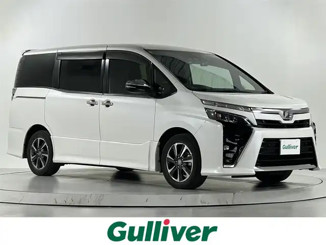 トヨタ ヴォクシー ZS 煌Ⅱ 佐賀県 2019(令1)年 8万km ホワイトパールクリスタルシャイン 社外アルパイン製11インチナビ/【フルセグTV.DVD.CD.Bluetooth】/社外アルパイン製12.8インチフリップダウンモニター/バックカメラ/衝突被害軽減システム/クルーズコントロール/車線逸脱警報/クリアランスソナー/オートライト/オートマチックハイビーム/前方ドライブレコーダー/両側パワースライドドア/ビルトインETC/LEDヘッドライト/フォグライト/シートバックテーブル/後席サンシェード/レザー調シートカバー/社外フロアマット/純正16インチアルミホイール/スペアキー×1