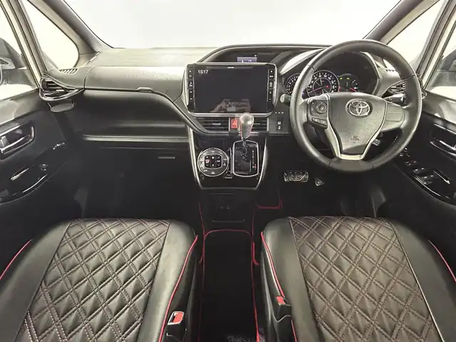 トヨタ ヴォクシー ZS 煌Ⅱ 佐賀県 2019(令1)年 8万km ホワイトパールクリスタルシャイン 社外アルパイン製11インチナビ/【フルセグTV.DVD.CD.Bluetooth】/社外アルパイン製12.8インチフリップダウンモニター/バックカメラ/衝突被害軽減システム/クルーズコントロール/車線逸脱警報/クリアランスソナー/オートライト/オートマチックハイビーム/前方ドライブレコーダー/両側パワースライドドア/ビルトインETC/LEDヘッドライト/フォグライト/シートバックテーブル/後席サンシェード/レザー調シートカバー/社外フロアマット/純正16インチアルミホイール/スペアキー×1