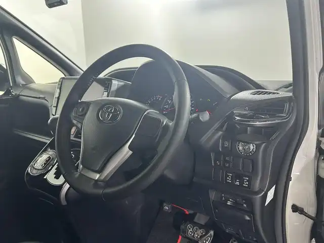 トヨタ ヴォクシー ZS 煌Ⅱ 佐賀県 2019(令1)年 8万km ホワイトパールクリスタルシャイン 社外アルパイン製11インチナビ/【フルセグTV.DVD.CD.Bluetooth】/社外アルパイン製12.8インチフリップダウンモニター/バックカメラ/衝突被害軽減システム/クルーズコントロール/車線逸脱警報/クリアランスソナー/オートライト/オートマチックハイビーム/前方ドライブレコーダー/両側パワースライドドア/ビルトインETC/LEDヘッドライト/フォグライト/シートバックテーブル/後席サンシェード/レザー調シートカバー/社外フロアマット/純正16インチアルミホイール/スペアキー×1