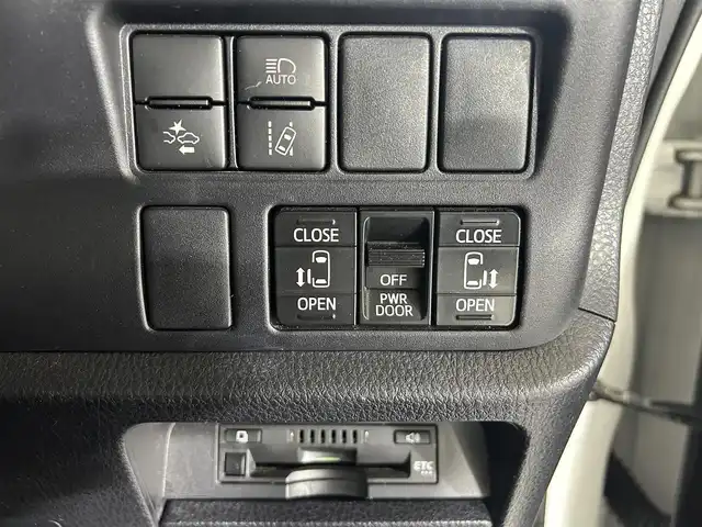 トヨタ ヴォクシー ZS 煌Ⅱ 佐賀県 2019(令1)年 8万km ホワイトパールクリスタルシャイン 社外アルパイン製11インチナビ/【フルセグTV.DVD.CD.Bluetooth】/社外アルパイン製12.8インチフリップダウンモニター/バックカメラ/衝突被害軽減システム/クルーズコントロール/車線逸脱警報/クリアランスソナー/オートライト/オートマチックハイビーム/前方ドライブレコーダー/両側パワースライドドア/ビルトインETC/LEDヘッドライト/フォグライト/シートバックテーブル/後席サンシェード/レザー調シートカバー/社外フロアマット/純正16インチアルミホイール/スペアキー×1