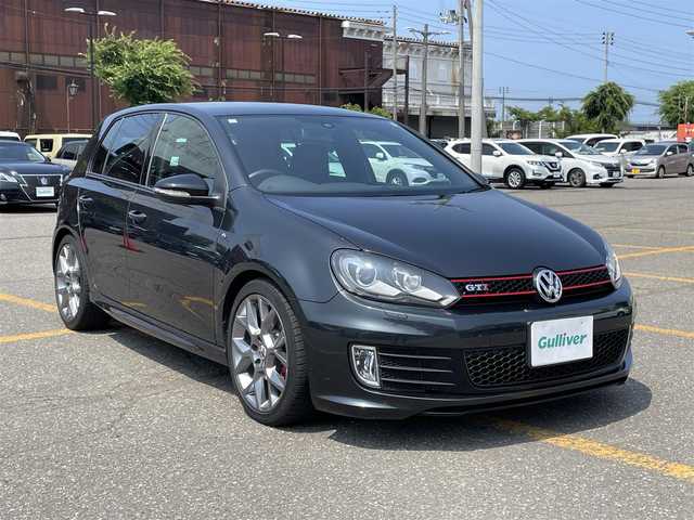 フォルクスワーゲン ゴルフ GTi エディション35 新潟県 2011(平23)年 5.7万km ガンＭ 純正ナビ/CD/DVD/SD/Bluetooth/ハーフレザーシート/純正アルミ１８インチ/キセノンヘッドライト/オートライト/革巻きステアリング/電動格納式ミラー/ETC