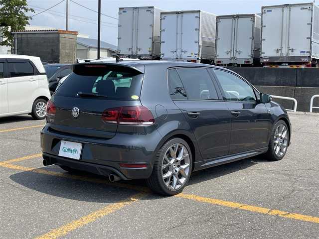 フォルクスワーゲン ゴルフ GTi エディション35 新潟県 2011(平23)年 5.7万km ガンＭ 純正ナビ/CD/DVD/SD/Bluetooth/ハーフレザーシート/純正アルミ１８インチ/キセノンヘッドライト/オートライト/革巻きステアリング/電動格納式ミラー/ETC