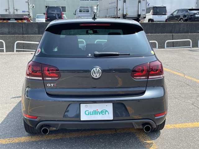 フォルクスワーゲン ゴルフ GTi エディション35 新潟県 2011(平23)年 5.7万km ガンＭ 純正ナビ/CD/DVD/SD/Bluetooth/ハーフレザーシート/純正アルミ１８インチ/キセノンヘッドライト/オートライト/革巻きステアリング/電動格納式ミラー/ETC