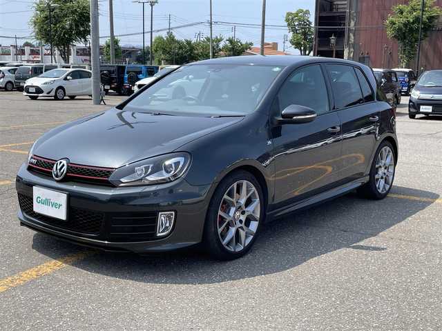フォルクスワーゲン ゴルフ GTi エディション35 新潟県 2011(平23)年 5.7万km ガンＭ 純正ナビ/CD/DVD/SD/Bluetooth/ハーフレザーシート/純正アルミ１８インチ/キセノンヘッドライト/オートライト/革巻きステアリング/電動格納式ミラー/ETC