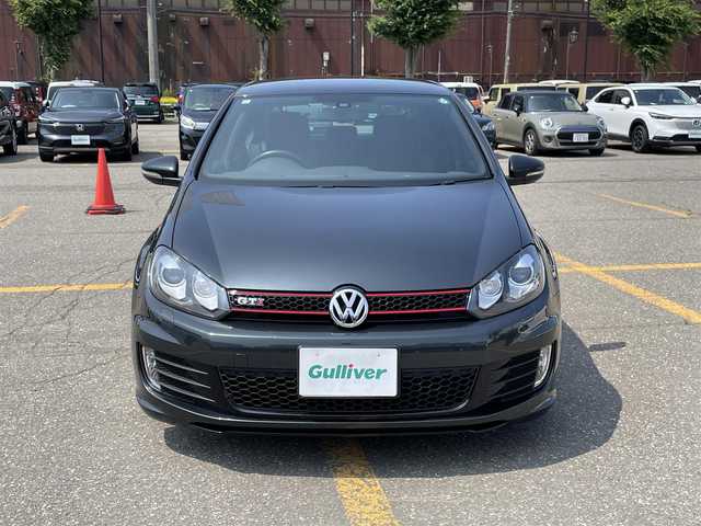 フォルクスワーゲン ゴルフ GTi エディション35 新潟県 2011(平23)年 5.7万km ガンＭ 純正ナビ/CD/DVD/SD/Bluetooth/ハーフレザーシート/純正アルミ１８インチ/キセノンヘッドライト/オートライト/革巻きステアリング/電動格納式ミラー/ETC