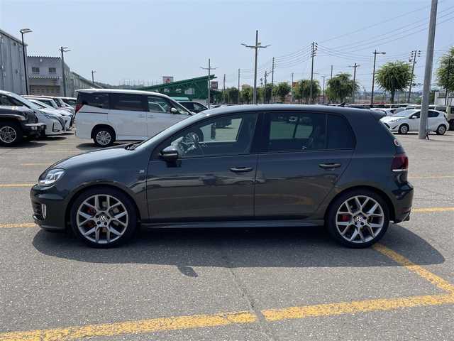 フォルクスワーゲン ゴルフ GTi エディション35 新潟県 2011(平23)年 5.7万km ガンＭ 純正ナビ/CD/DVD/SD/Bluetooth/ハーフレザーシート/純正アルミ１８インチ/キセノンヘッドライト/オートライト/革巻きステアリング/電動格納式ミラー/ETC